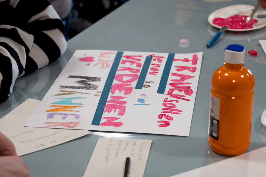 Workshop zu Fasia Jansen mit Plakaten zu eigenen politischen Forderungen